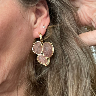 Oorring met Strawberry Quartz hanger