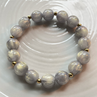 Kralenarmband grijs met goud detail