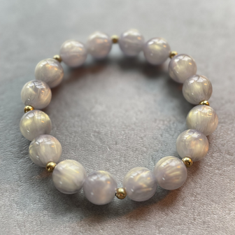 Kralenarmband grijs met goud detail